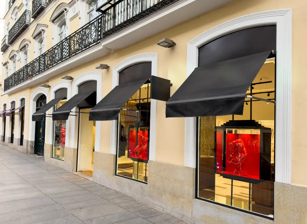 Façade vitrine de magasin en aluminium sur mesure à Gardanne